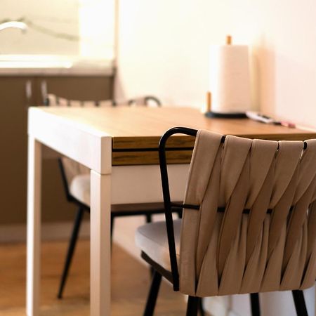 Colorful Comfy Condo Central Тирана Екстериор снимка