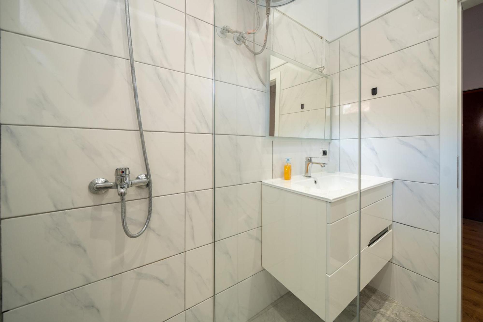 Colorful Comfy Condo Central Тирана Екстериор снимка