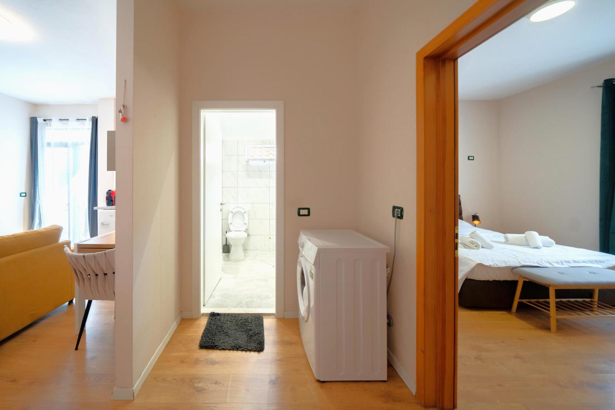 Colorful Comfy Condo Central Тирана Екстериор снимка