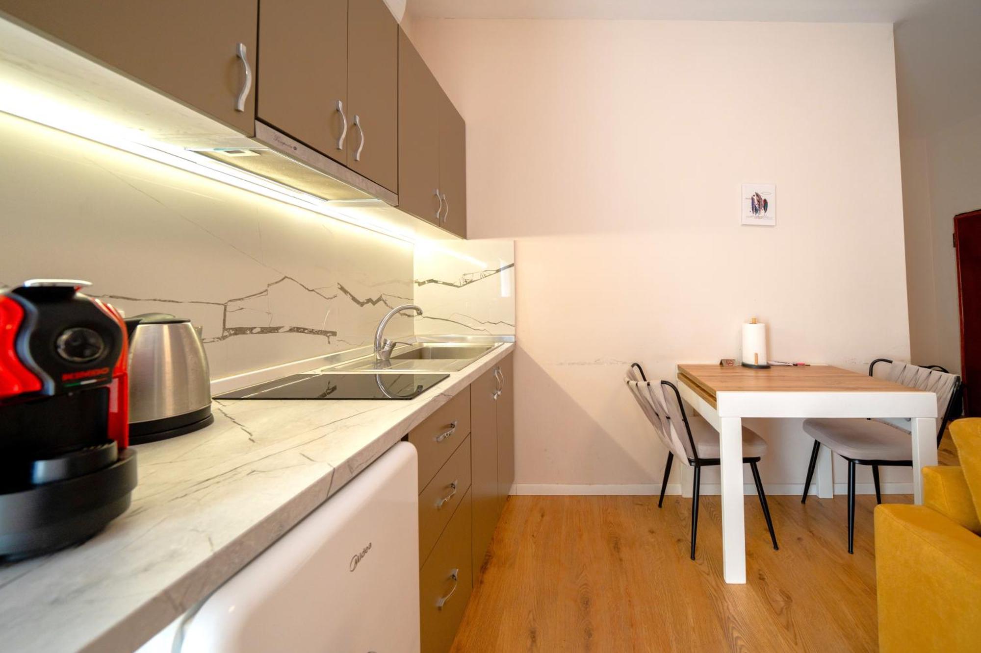 Colorful Comfy Condo Central Тирана Екстериор снимка