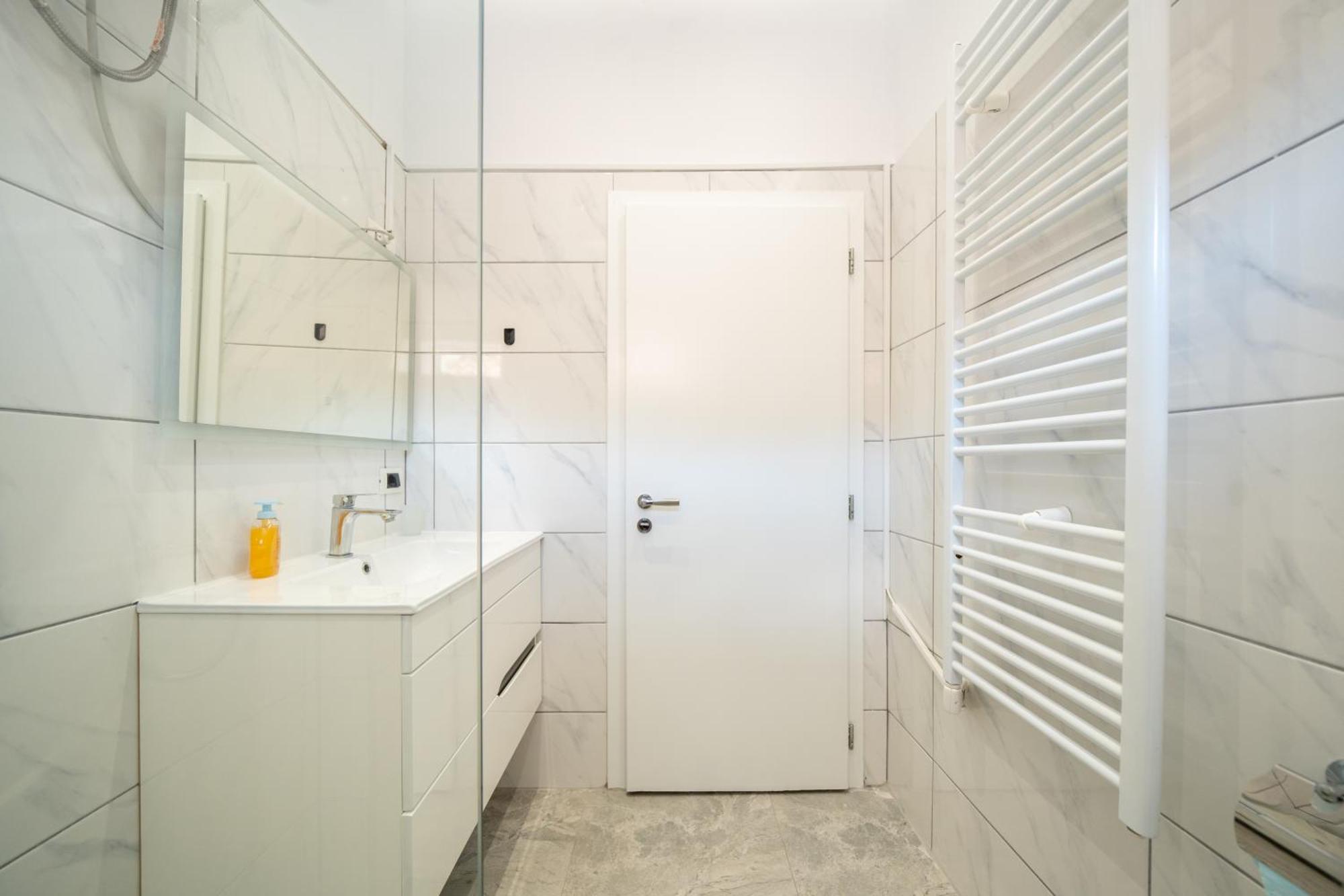 Colorful Comfy Condo Central Тирана Екстериор снимка