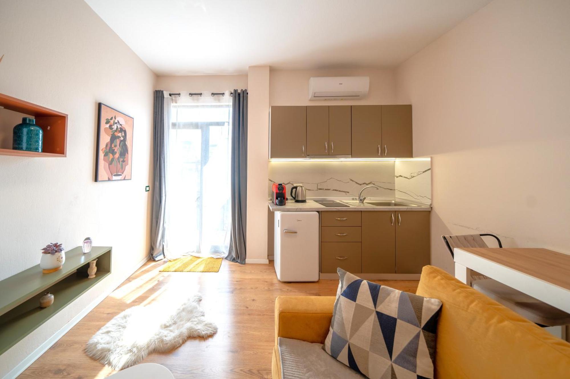 Colorful Comfy Condo Central Тирана Екстериор снимка