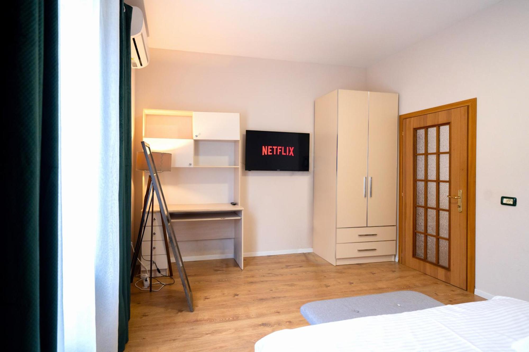 Colorful Comfy Condo Central Тирана Екстериор снимка