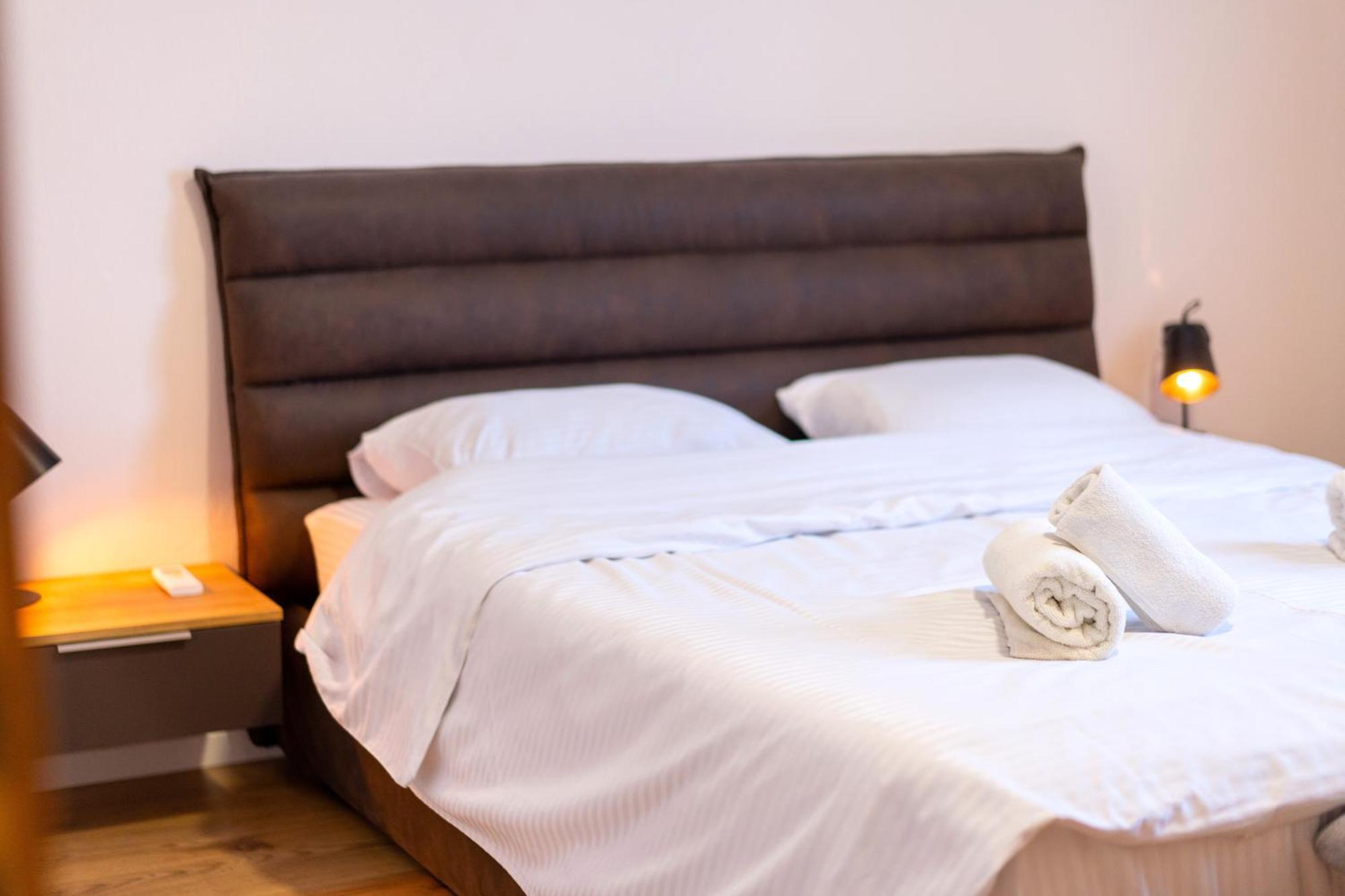 Colorful Comfy Condo Central Тирана Екстериор снимка