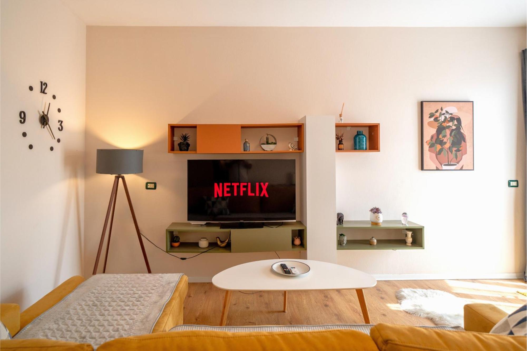 Colorful Comfy Condo Central Тирана Екстериор снимка