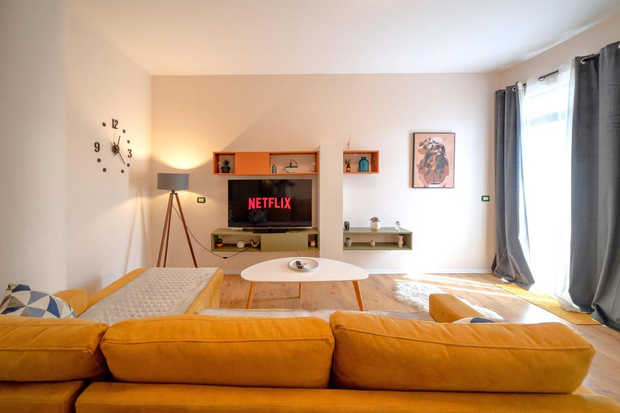 Colorful Comfy Condo Central Тирана Екстериор снимка