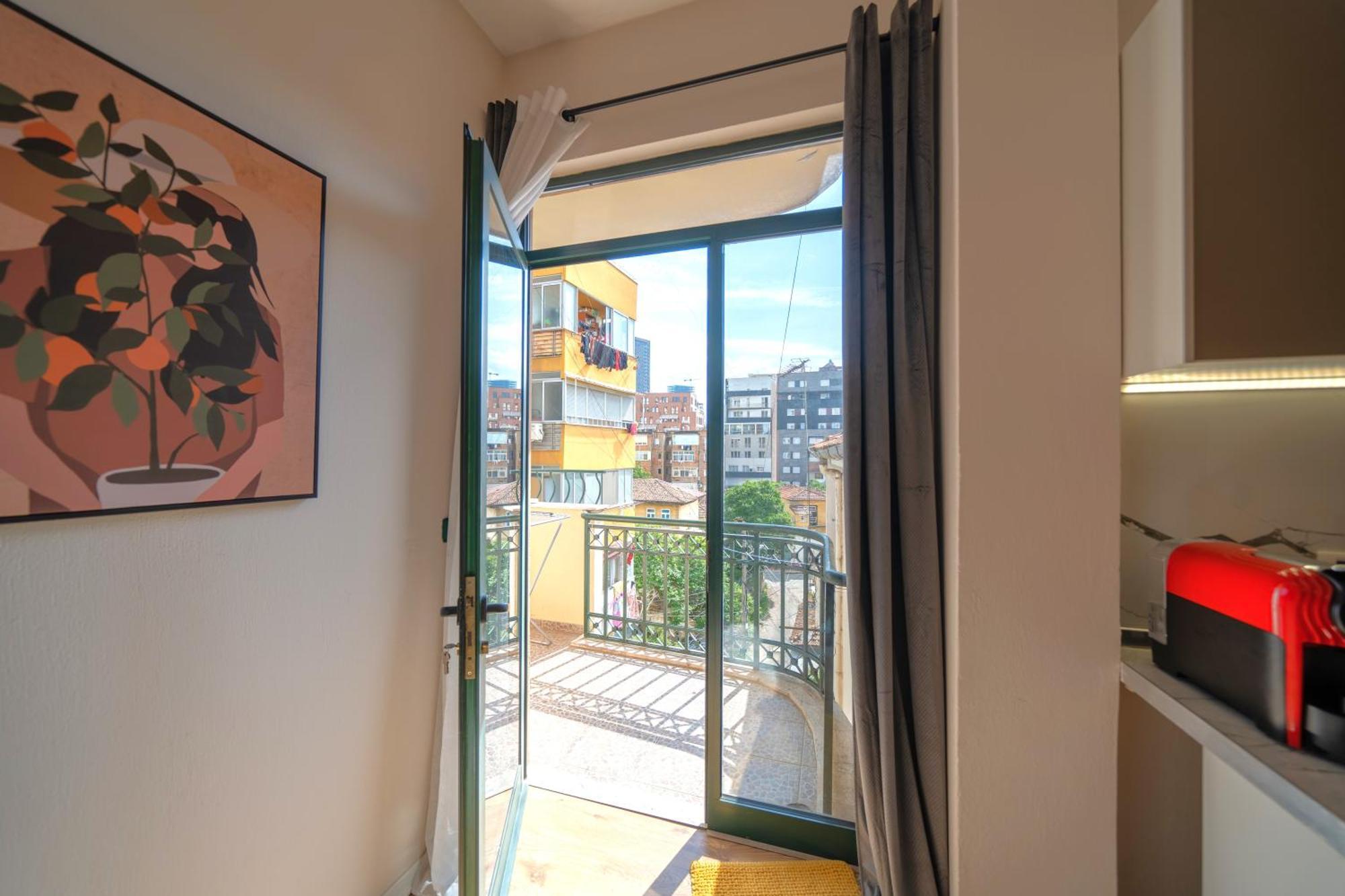 Colorful Comfy Condo Central Тирана Екстериор снимка